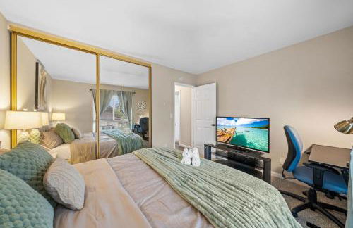 Entire Private Home with 2 Bedrooms 1 Bathroom, King Bed, Pool, Hot Tub, 2 Parking in Mira Mesa Available Now - Photo 10