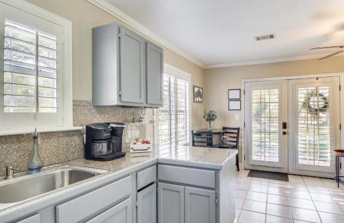 Walk to Beach Waveland Retreat with Yard! - Foto 12