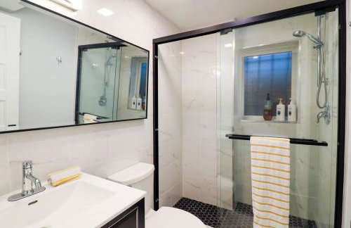 English Basement in Renovated 110 Year Old Row Home - Photo 4