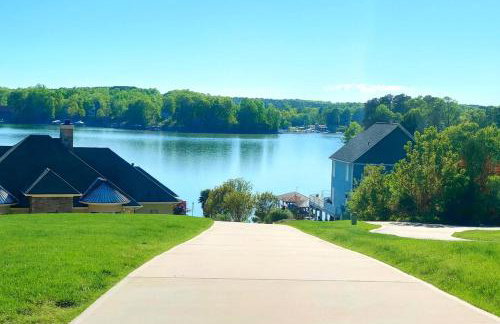 Waterfront Retreat with Spectacular Interior, Jacuzzi and Game Room in NC - Foto 17