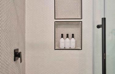 Chic Renovated Chalet with Private Pond - Foto 16