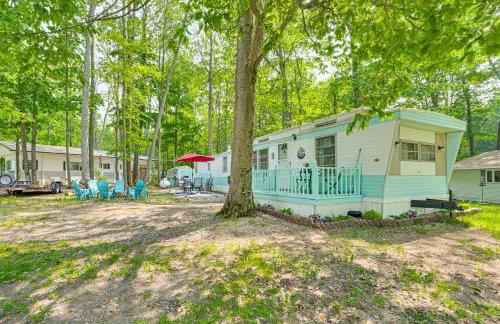 12 Mi to Skiing Manistee Lake Cottage with Fire Pit - Foto 21