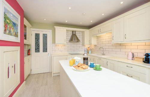 Beach Front House with Stunning Sea Views and Free Parking - Foto 9