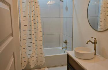 Modern B&W Coastal Retreat 2BR 2BA and Laundry - Foto 40