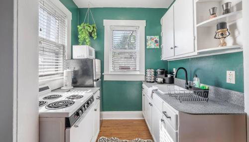 Jungle Themed Apt. Close to Coffee, Food + Shops! - Foto 3