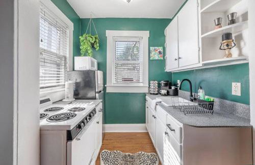 Jungle Themed Apt. Close to Coffee, Food + Shops! - Foto 5