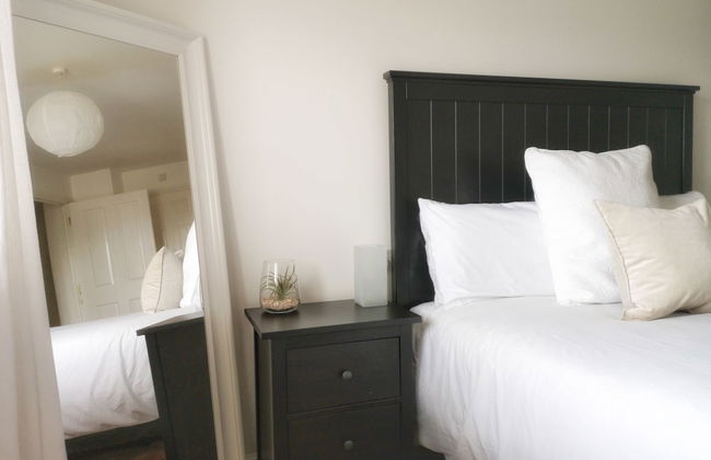 Bright & Modern 2BR Apartment Parking - Foto 5