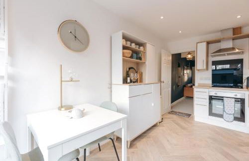 Quaint Georgian house with Parking & Huge Garden 10 mins walk from town - Photo 9