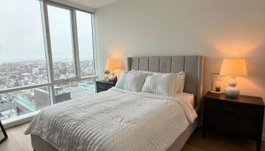 Luxury 1BR w Stunning Floor-to-Ceiling Water Views - Foto 4