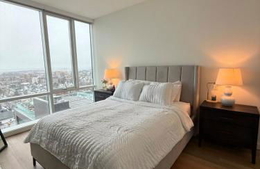 Luxury 1BR w Stunning Floor-to-Ceiling Water Views - Foto 4