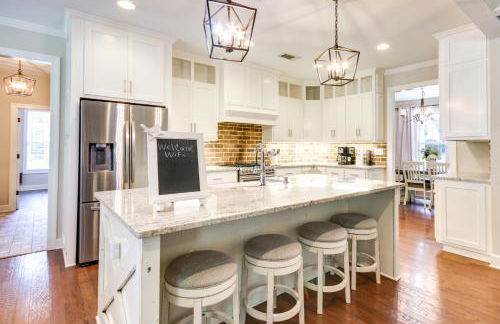 Stylish Hephzibah Home with Fire Pit and Theater Room! - Foto 6