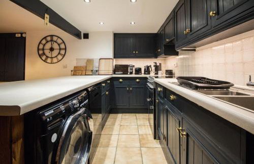 Holmfirth Home, Comfortable Stay, Near Trails and Town, Sleeps 5 - Foto 4