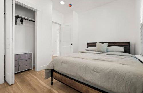 NYC Access 4BR Duplex Sleeps 10, Free Parking - Foto 34