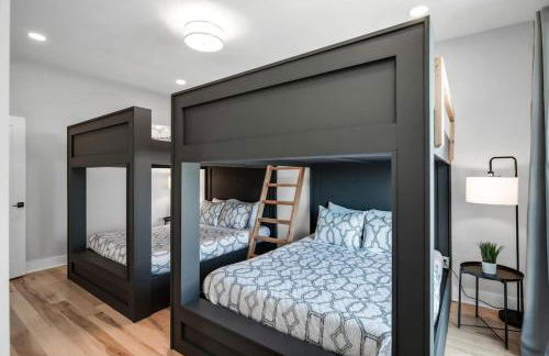 Rooftop Views - Hot Tub - Near Honky Tonks & Bars - Photo 15