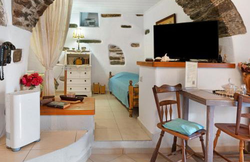 Maria in the castle Kea - Photo 12