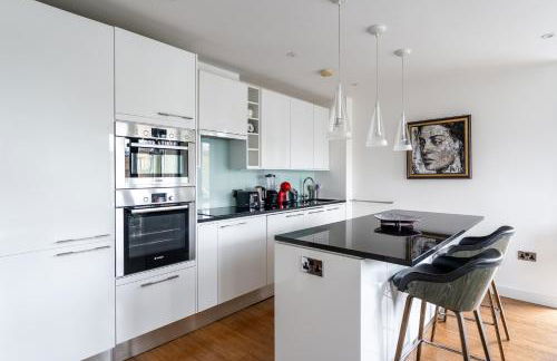 Modern, fully furnished apartment with ensuite, private balcony and elevator in Notting Hill - Foto 3