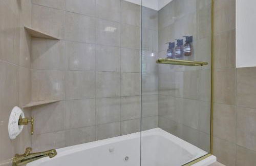 Luxury 7BR Buckhead Oasis w Pool Gameroom Firepit - Foto 93