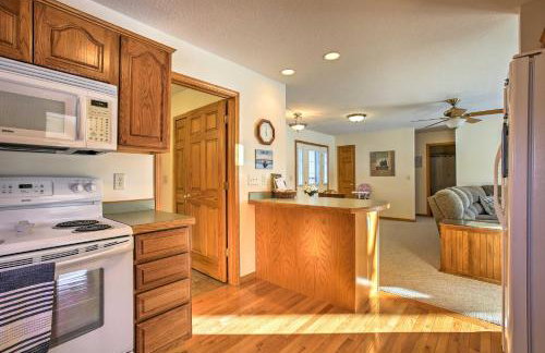 Cozy Riverfront Home with Fire Pit in Houghton Lake! - Foto 9