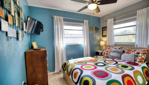 Retro-Inspired Stay BBQ Patio Close to Downtown - Foto 5