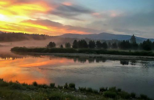 Family Home with Stunning River and Mountain View - Foto 38