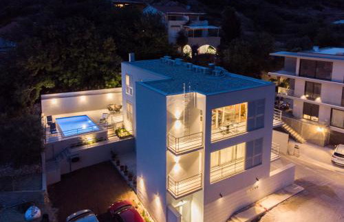 Seaside Elegance Suites - Photo 1