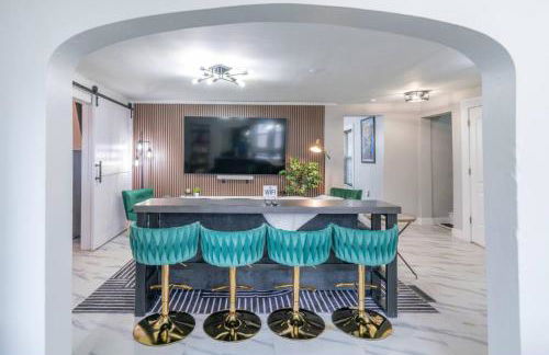 Pool Table, Arcade, Darts, 3 Car Garage, Sleeps 20 - Photo 1