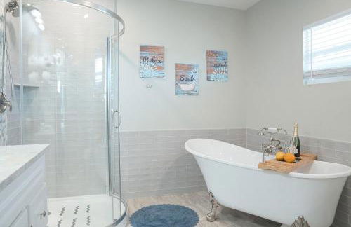 Cozy Coastal Cottage Whole House Sleeps 10 - Foto 59