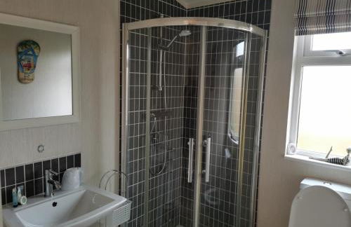 2 Bed Cabin - Sleeps 4 - Pets - 5 min to Beach - Foto 17