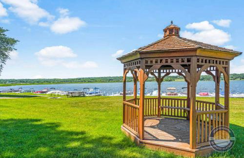 Modern Lake Geneva Condo with Year-Round Views - Foto 23