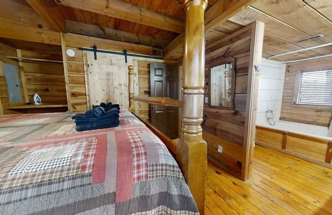 Evie's Mountain Castle 2 Bedroom Cabin by RedAwning - Foto 4