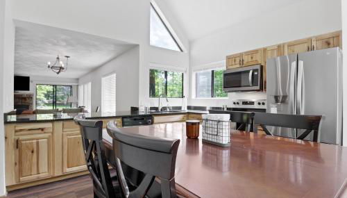 Charming Getaway l recently renovated l Hidden Valley l 4BR+3Bath l Hot Tub - Foto 3