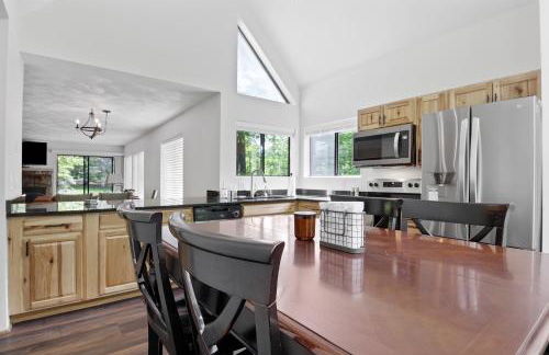 Charming Getaway l recently renovated l Hidden Valley l 4BR+3Bath l Hot Tub - Foto 3