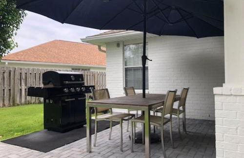 Beautiful Pet Friendly Home! Tropical Pool, Optional Golf Cart & Pool Heat, Minutes to Beach - Foto 51