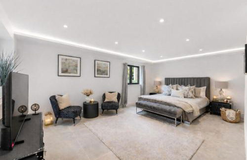 Luxury 4BR Smart Home with Smart Features, Garden, SkyStream & Free Parking - Sleeps Up To 8 in Gerrards Cross SL9 - Photo 2