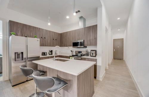 Snappy loft style 2BR I Gym I Parking I Workspace - Photo 6