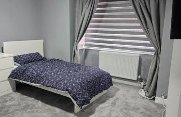 Manchester - House - Sleeps 6 - Parking - Garden - Foto 12