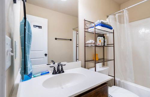 Cheerful 3 Bdrm space, 2 bath!. You gotta love it! - Photo 28