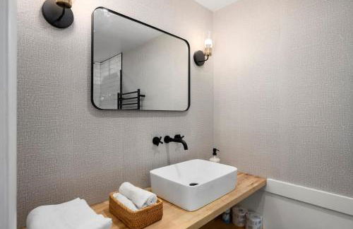 *NEW* Large Backyard ~ Game Room ~ Firepit ~ Lake - Foto 16