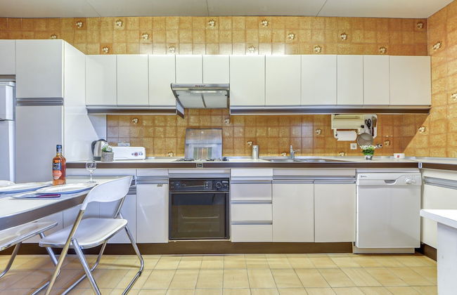 Beautiful Apartment With View - Photo 12