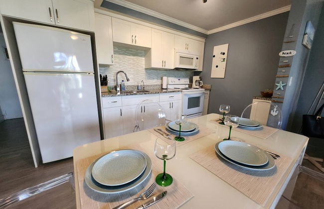 NEW Stunning Beachfront Condo at the Coral Beach - Foto 39