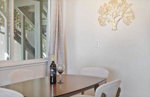 Mountain View 2BR 1 Bath Retreat with Private Lanai - Photo 4