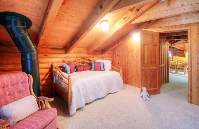 Log Cabin on the Stream - Photo 7