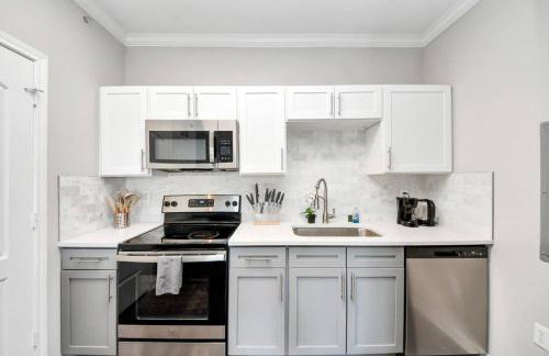 LUX Resort Inspired 2BR Near Houston Pool Gym - Foto 11