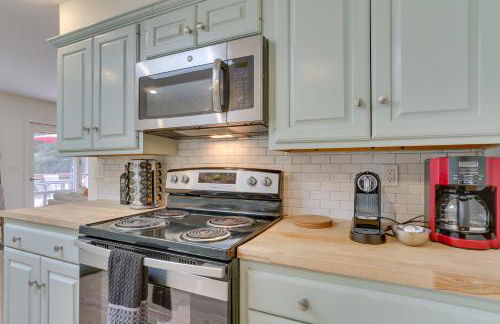 Charming Swan Lake Apartment with Deck! - Foto 13