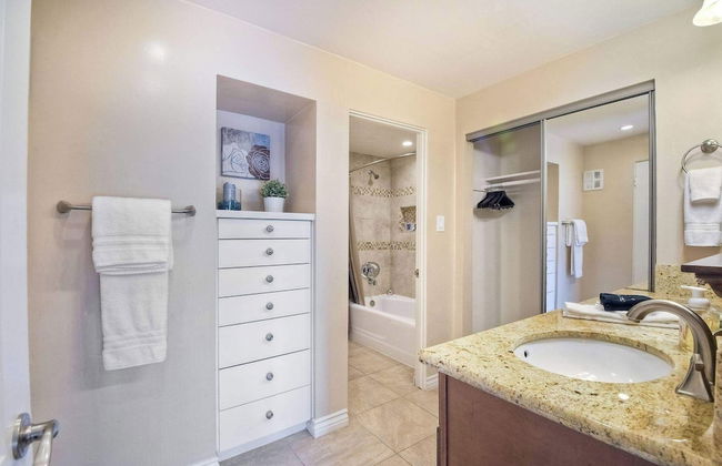 Southern Exposure w/ Private Balcony - Foto 11