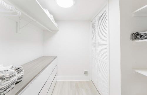 Waterfront Retreat Views, Pool, Hot Tub, Gym Walk to Beach & Boca Resort! - Photo 17