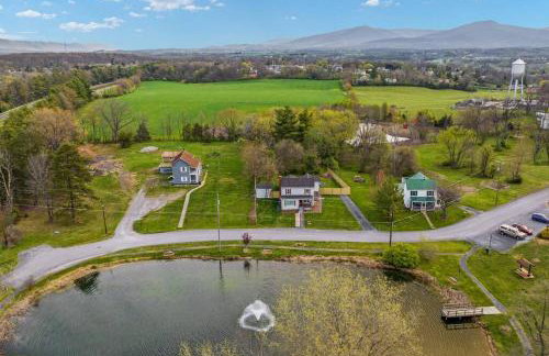 Pondview 4BR Cabin-Walk to Caverns, Hot Tub, Wi-Fi - Foto 29