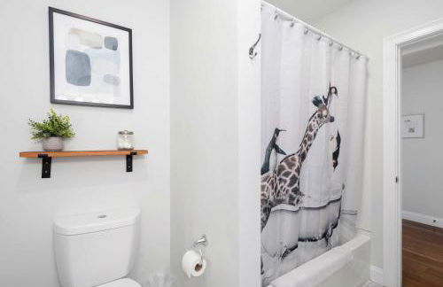 Jennifer's Chic 2nd Floor Apt Private Deck w Views - Photo 12