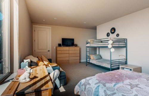 Stunning House with Views of Puget Sound! Ideal for Family Reunions - Photo 32