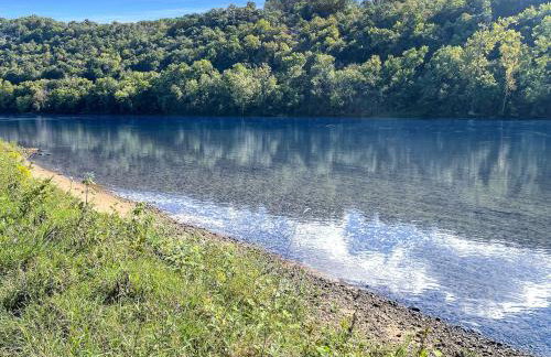 Riverfront Retreat - Right next to the White River - Foto 27